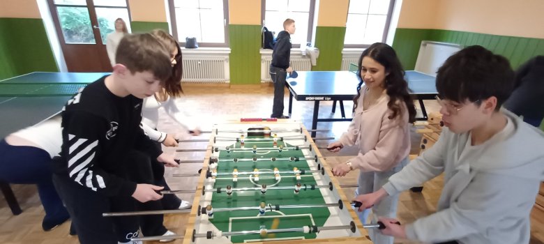 Schüler spielen Kicker