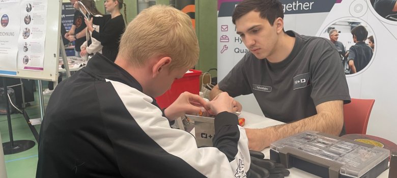 BO Messe Schüler arbeitet an einem Werkstück