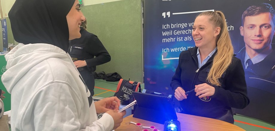BO Messe 1 Schülerin informiert sich am Stand der Polizei