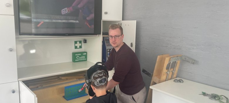 HWK Anhänger virtuelles Schweißen am Stand der HWK