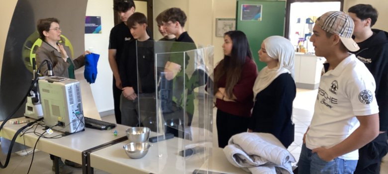 Schüler erhalten Einblicke über Glas und Keramik