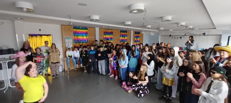 Tanzvorführung bei der Karnevalsfeier