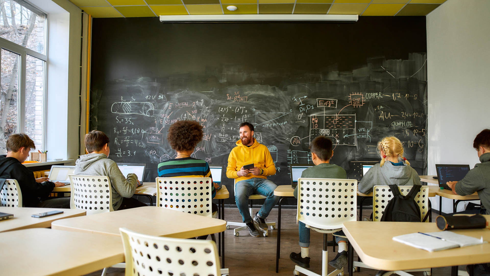 Schüler hören einem Referenten zu