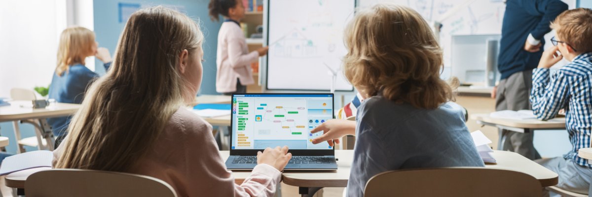 Schüler lernen am Ipad